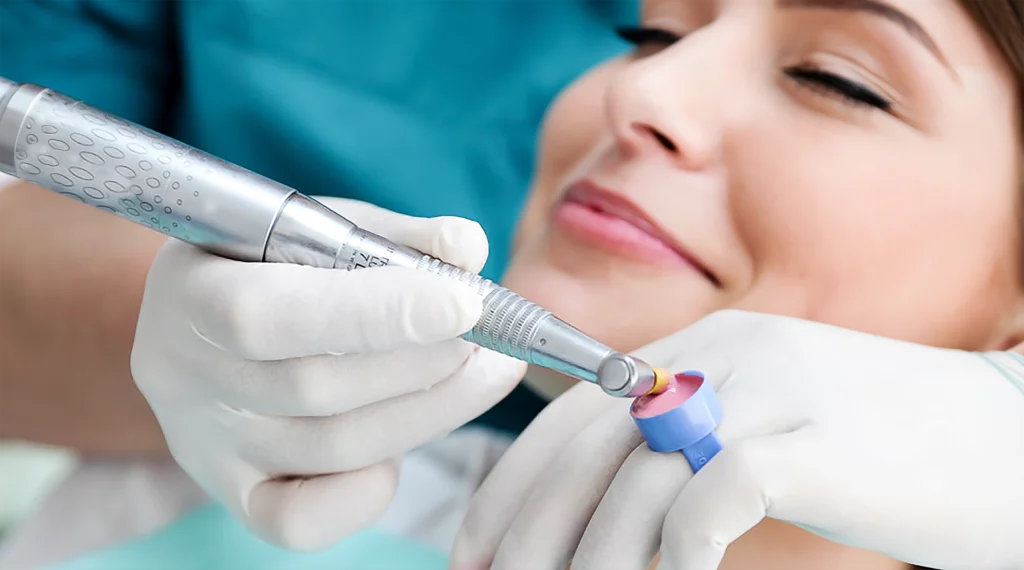 Professionelle Zahnreinigung bei einer Patientin