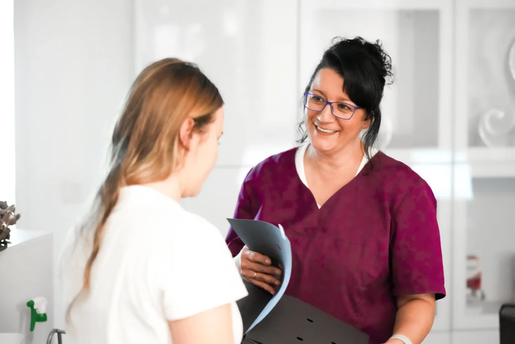 Zahnmedizinische Fachangestellte im Gespräch mit einer Patientin